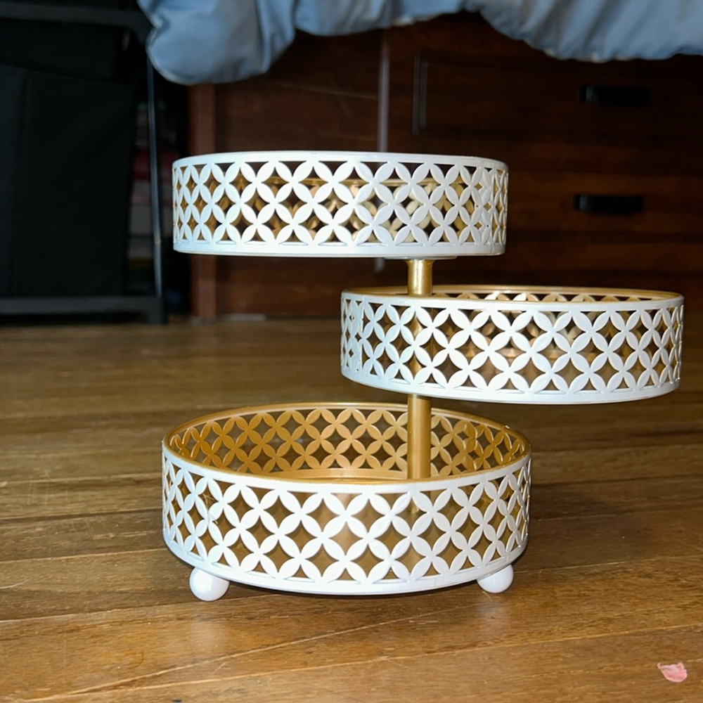 Metal jewelry holder